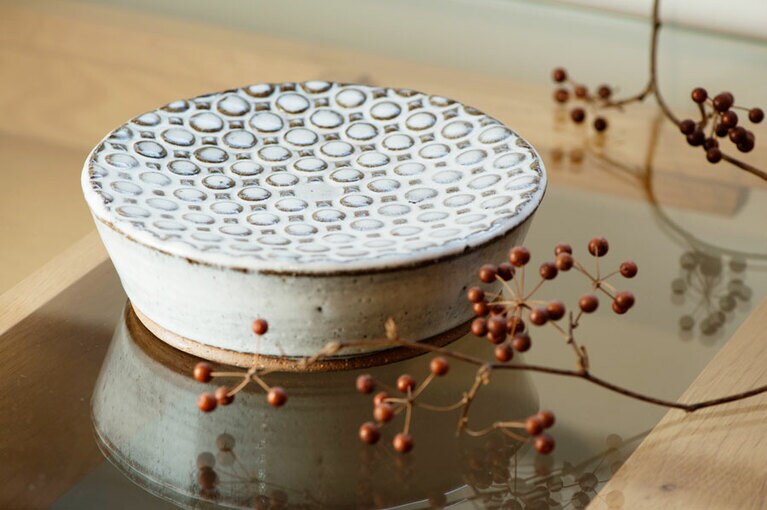 インテリアのアクセントにもなりそう。福田るいの台皿 8,000円。