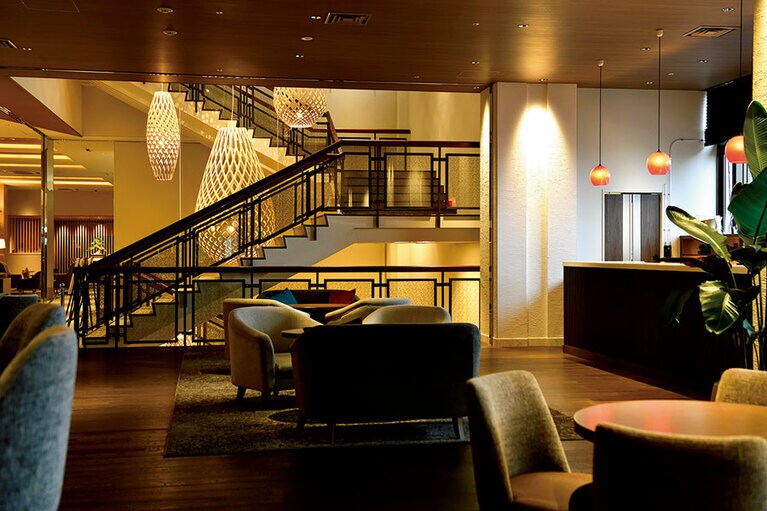 ソファのほか、ハンモックチェアを配したエリアもある、スタイリッシュなグルメバー。コンセントとUSBも備えていて便利。