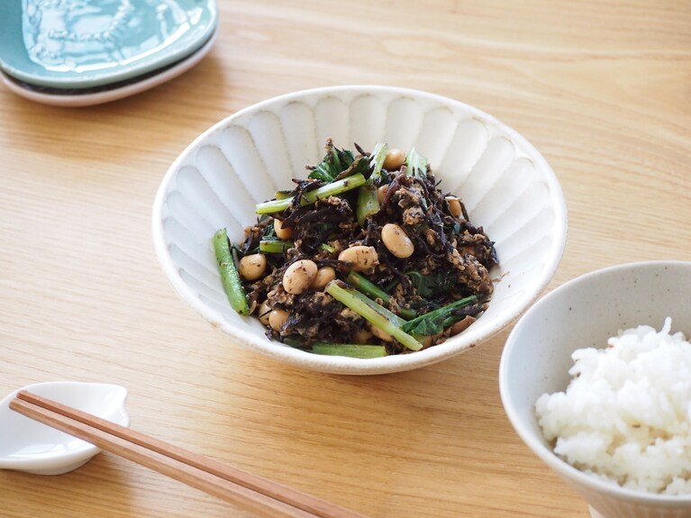 小松菜がしんなりしてきたら、醤油麴または醤油＋みりんで味を調えて器に盛る。