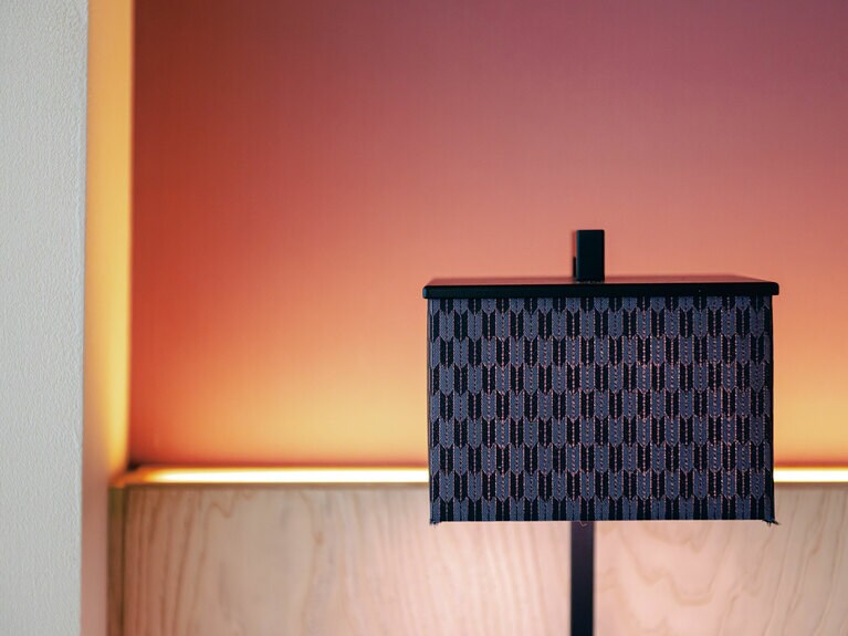 「星のや東京」の客室のランプシェードは、遠目からは幾何学模様に見えるが、実は矢絣。近づいて初めて気づくさりげなさが粋。