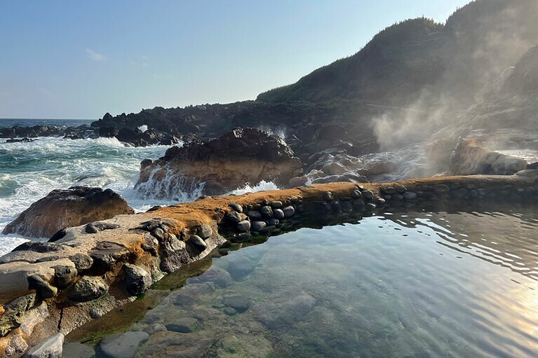 波しぶきがかかるほど、海が迫る東温泉。