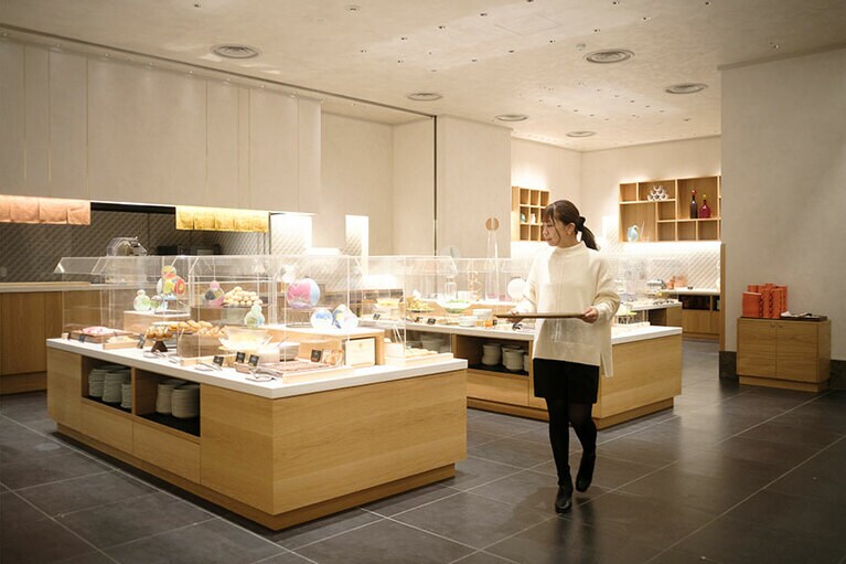 朝食ビュッフェコーナー。パンやマフィンなどもおしゃれにアレンジされていて、写真映えします。