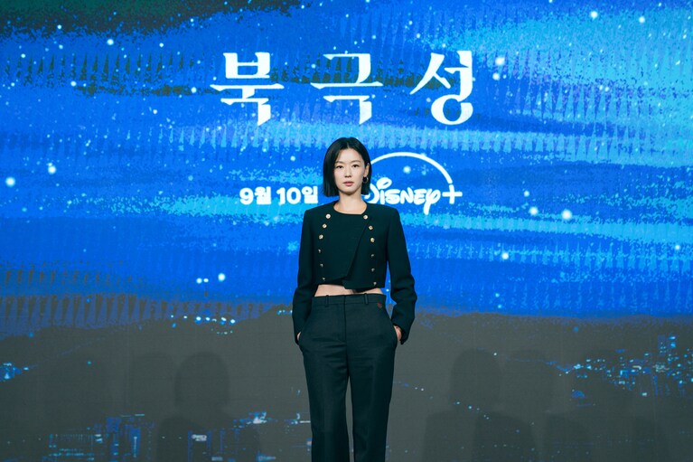 チョン・ジヒョン。「北極星」ディズニープラスのスターで独占配信中 ©2025 Disney and its related entities