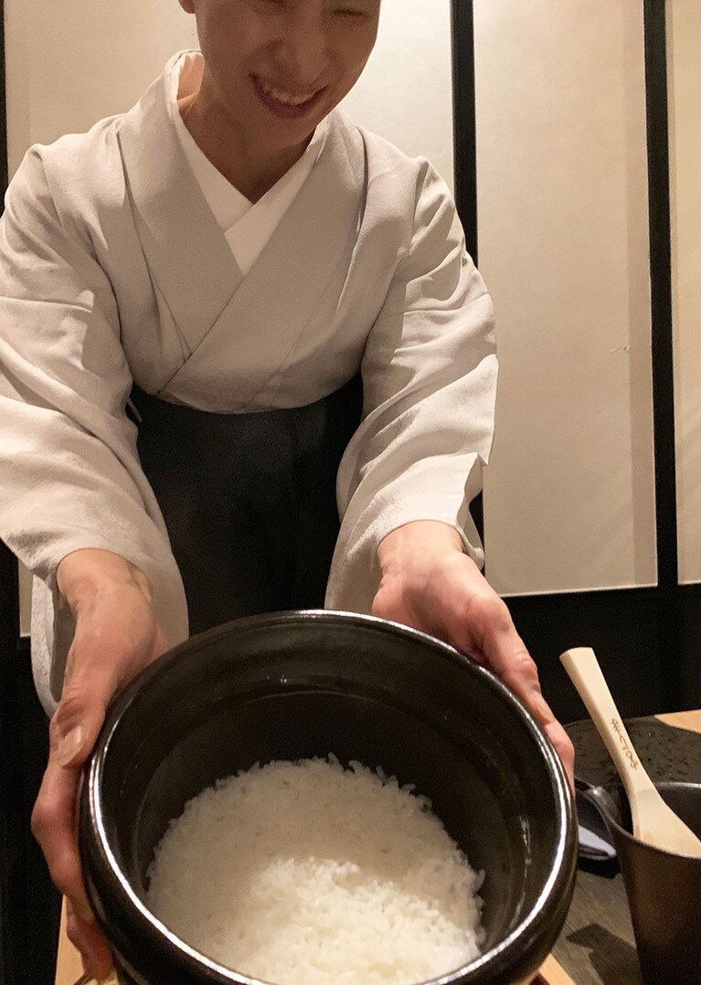土鍋ご飯はテーブルで蓋を開けて香りから楽しませてくれる。ご飯の友をつつく箸が止まらなくなる！