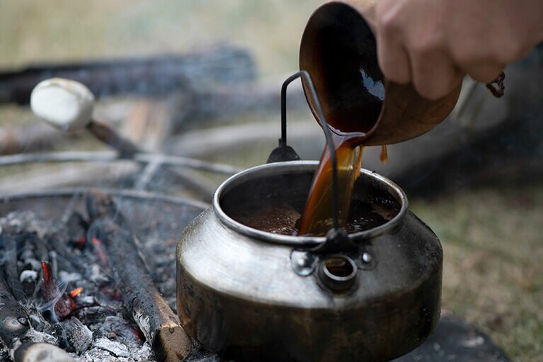 カップからヤカンにコーヒーを戻す。これを2～3回繰り返す。