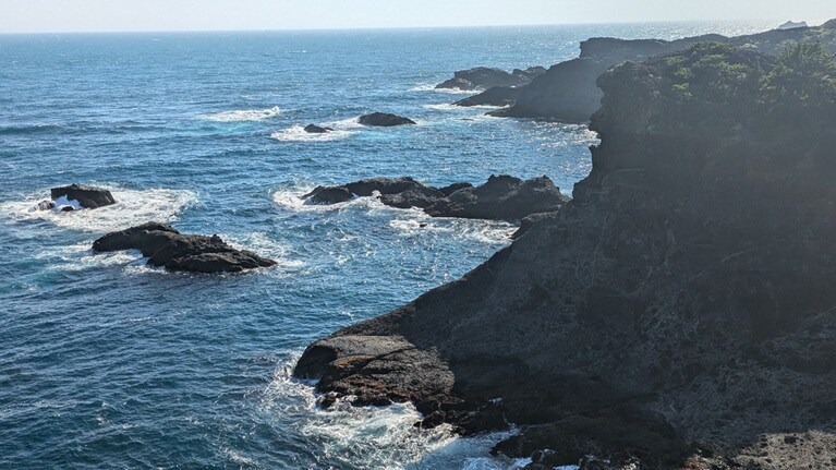 青の洞窟でも隠れていそうな壮大なる絶景である。南伊の底力を見た。