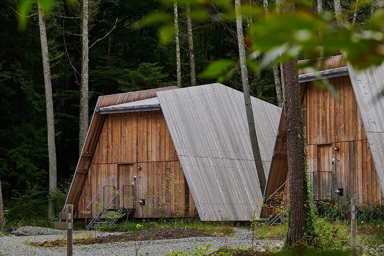 都心から90分。河口湖の拠点では全7棟のキャビンが出迎えてくれる。