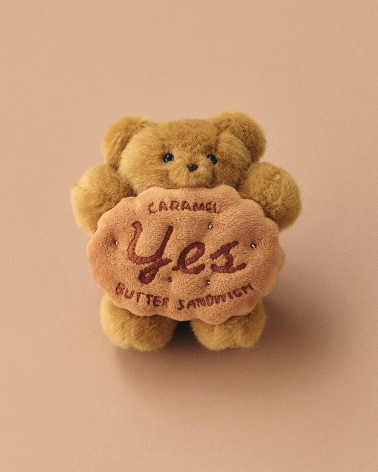 愛らしいキャラメルくまが、菓子の世界を彩る。