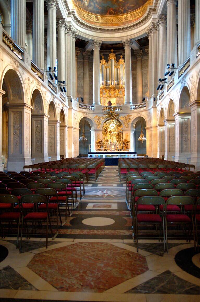 天を仰ぐような気分になる吹き抜けの天井。白と金で統一され装飾が神々しさを添える。