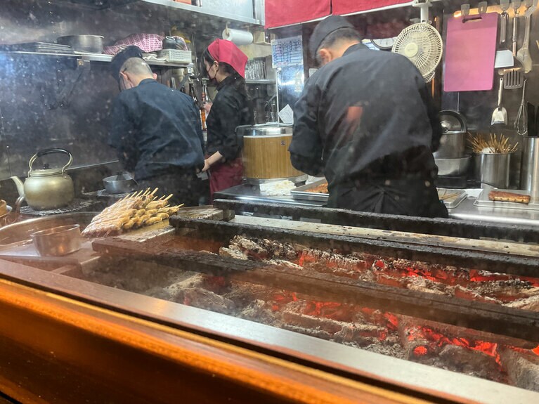 焼き台の向こうには頼もしい背中が。