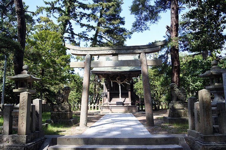 豊受大神と大川大明神、八大龍王(海の神)を祀る橋立明神。恋愛にご利益あり。