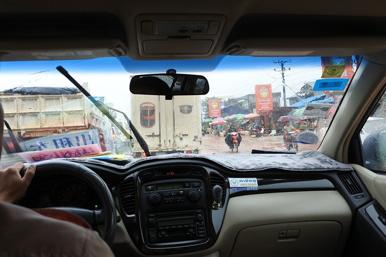 シアヌークビル国際空港から桟橋へ向かう途上。