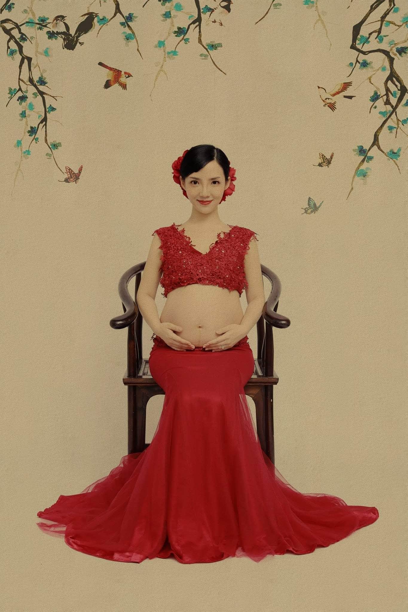 2018年、第3子妊娠当時に撮影したマタニティフォト。ご先祖さまの肖像画とタメを張れるエレガントな存在感！　愛新覚羅先生のInstagramより。