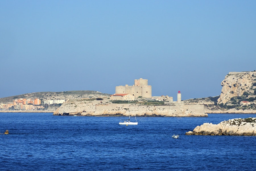 かつて要塞として造られ、その後牢獄として活用されたイフ島。観光船で渡れます。
