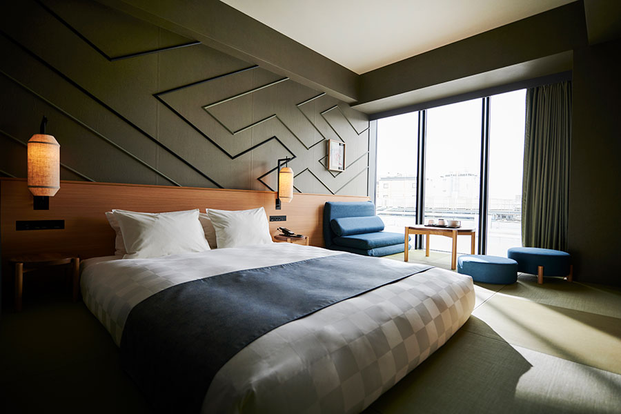 畳敷きで日本情緒を感じられる空間造りが特徴の｢モデレート｣タイプの客室。クイーン(写真)とツインがある。