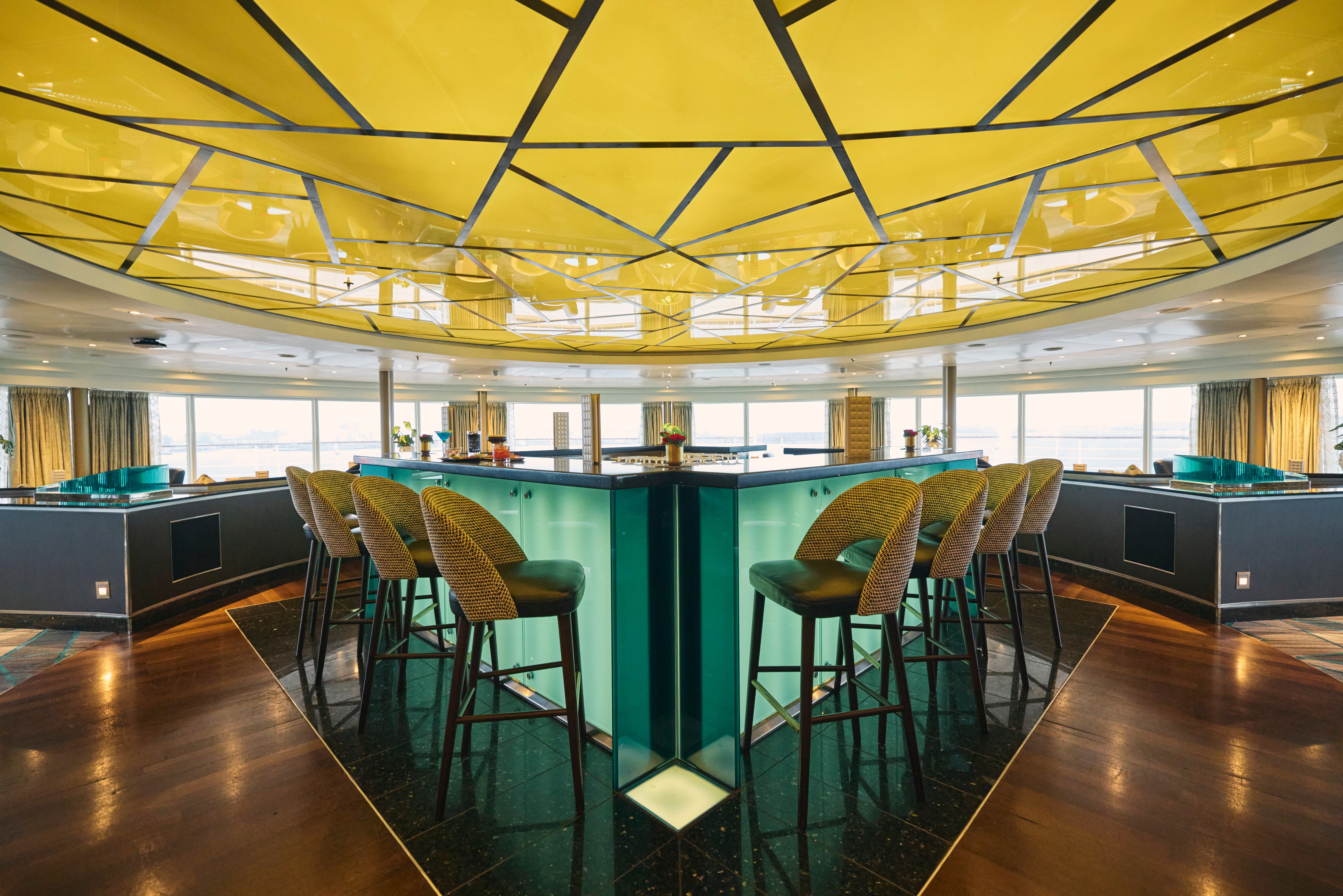 ティール色のバーカウンターが印象的な「バー海」。