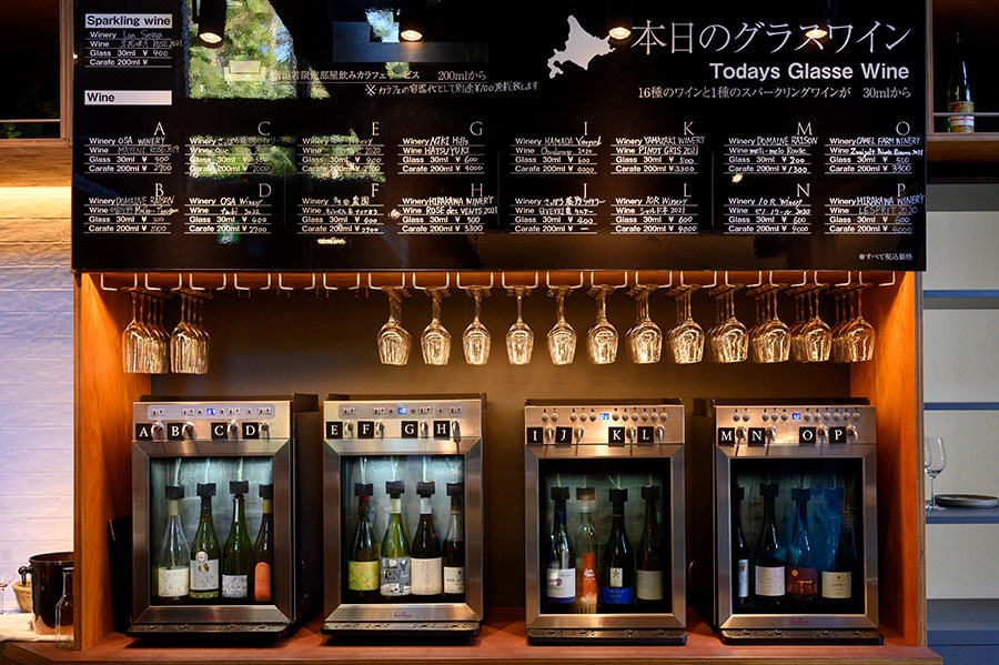 グラスで楽しめるワインも豊富に揃う「TOMAMU Wine House」。