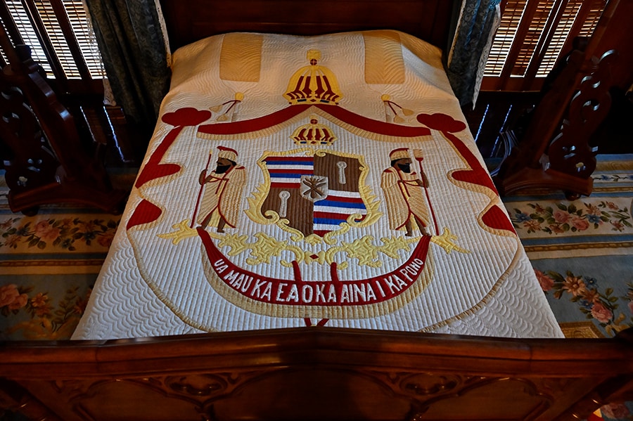 王のベッドのキルトは、1886年、50歳の誕生日に贈られたキルトの精巧なレプリカ。