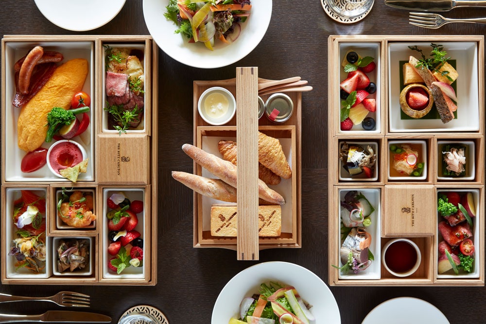 ジュエリーボックスに見立てたホテル特製の木箱で供される、洋朝食(左)と和朝食(右)。栃木県産の食材を、一品一品丁寧に調理した料理の数々が並ぶ。