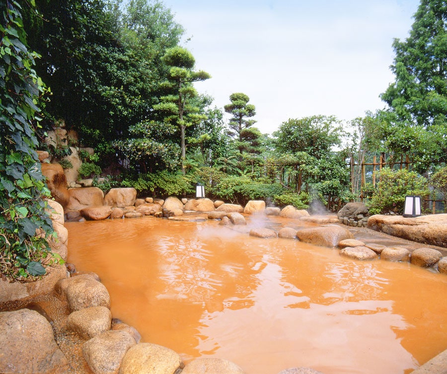 鉄さび色の温泉には鉄分と塩分が豊富に含まれ、身体の芯から温まる。