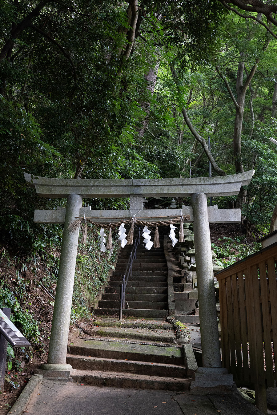 雲見浅間神社の入り口に立つ鳥居。