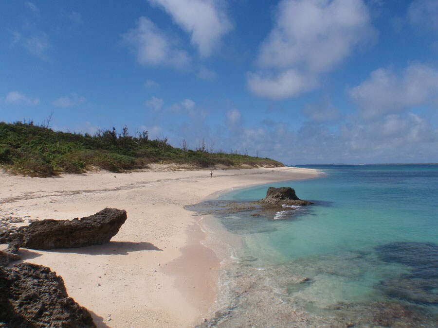 多彩な青の移ろいが美しい海が広がる西の浜。©️黒島研究所