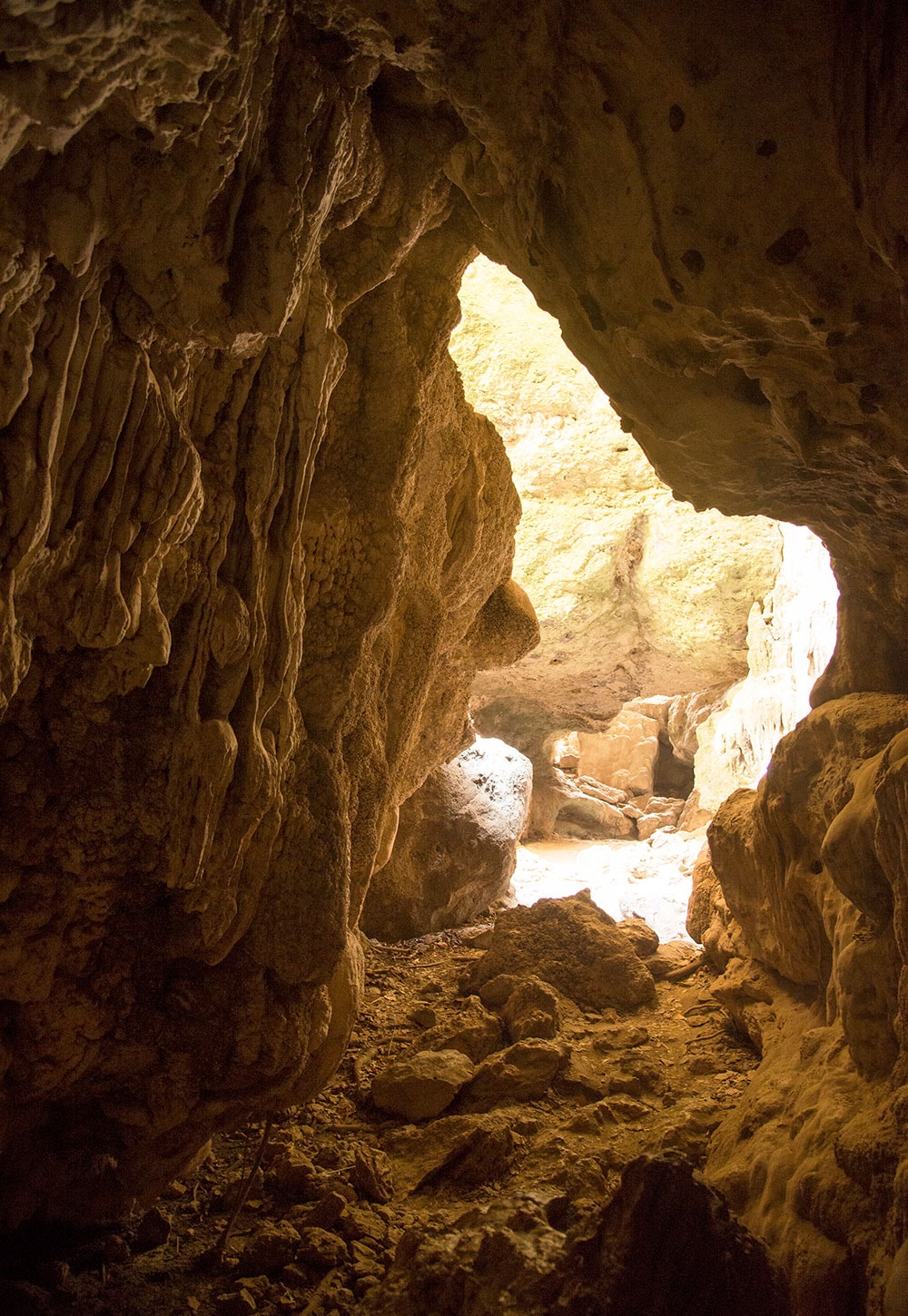 リゾートから車で約10分のところにある鏡の洞窟“バトゥチュルミン”