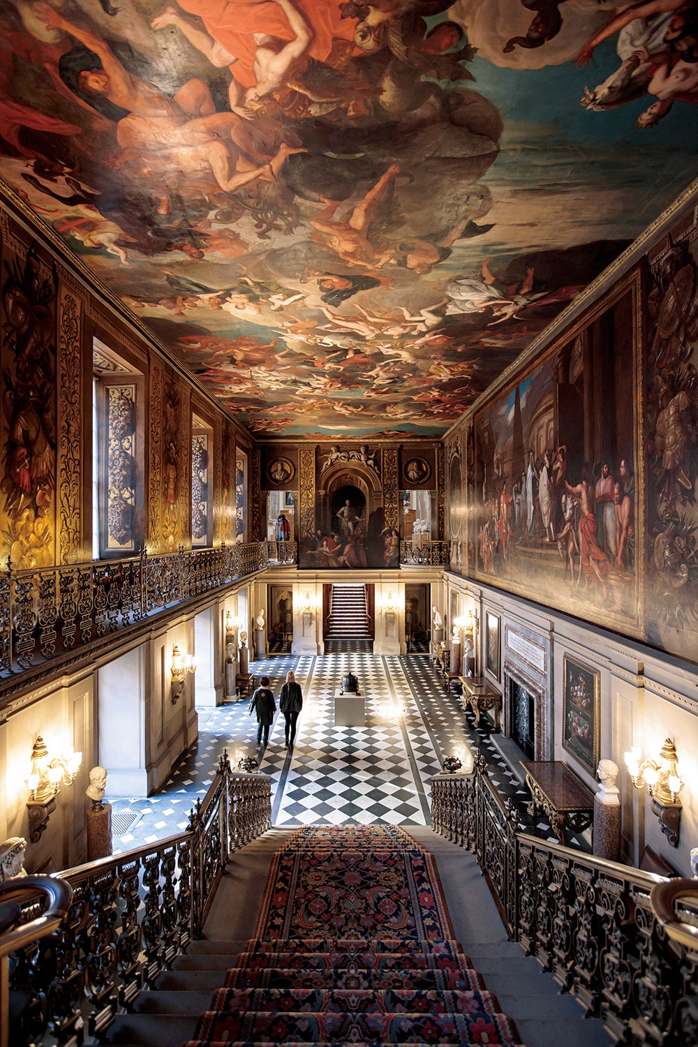 【カエサルの人生になぞらえ、王を賞賛した壮大な絵画】この館の始まりとなるペインテッド・ホールの天井と壁には、ユリウス・カエサルの人生が描かれている。これはカエサルと同様、軍人でもあったイングランド王ウィリアム3世を称えるために選ばれた題材。絵画が完成した1694年、第4代デヴォンシャー伯爵は王から公爵の爵位を与えられ、初代デヴォンシャー公爵が誕生した。ルイ・ラグエル　1692-1694年制作。