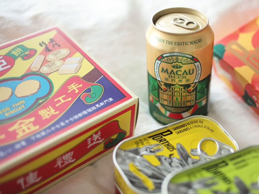 マカオビールは聖ポール天主堂のファサードをデザイン。アーモンドクッキーは入手しやすい定番のお土産。