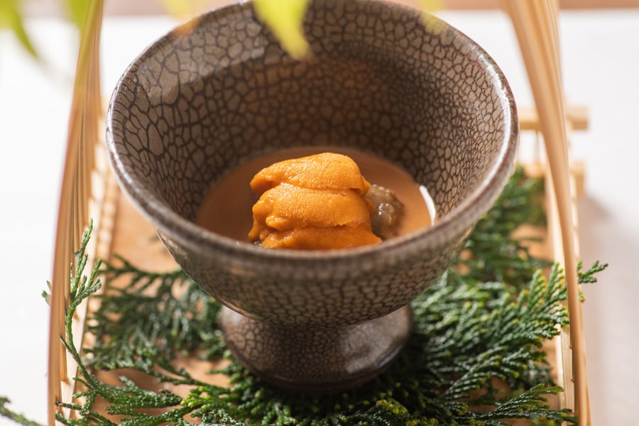 先付は、郷土の餅菓子「あくまき」に、きなこ醤油とウニを合わせて。