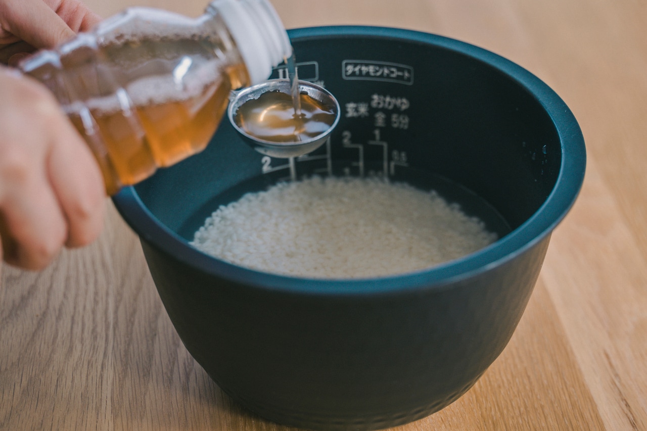 米2合に水と白梅酢を大さじ約1。