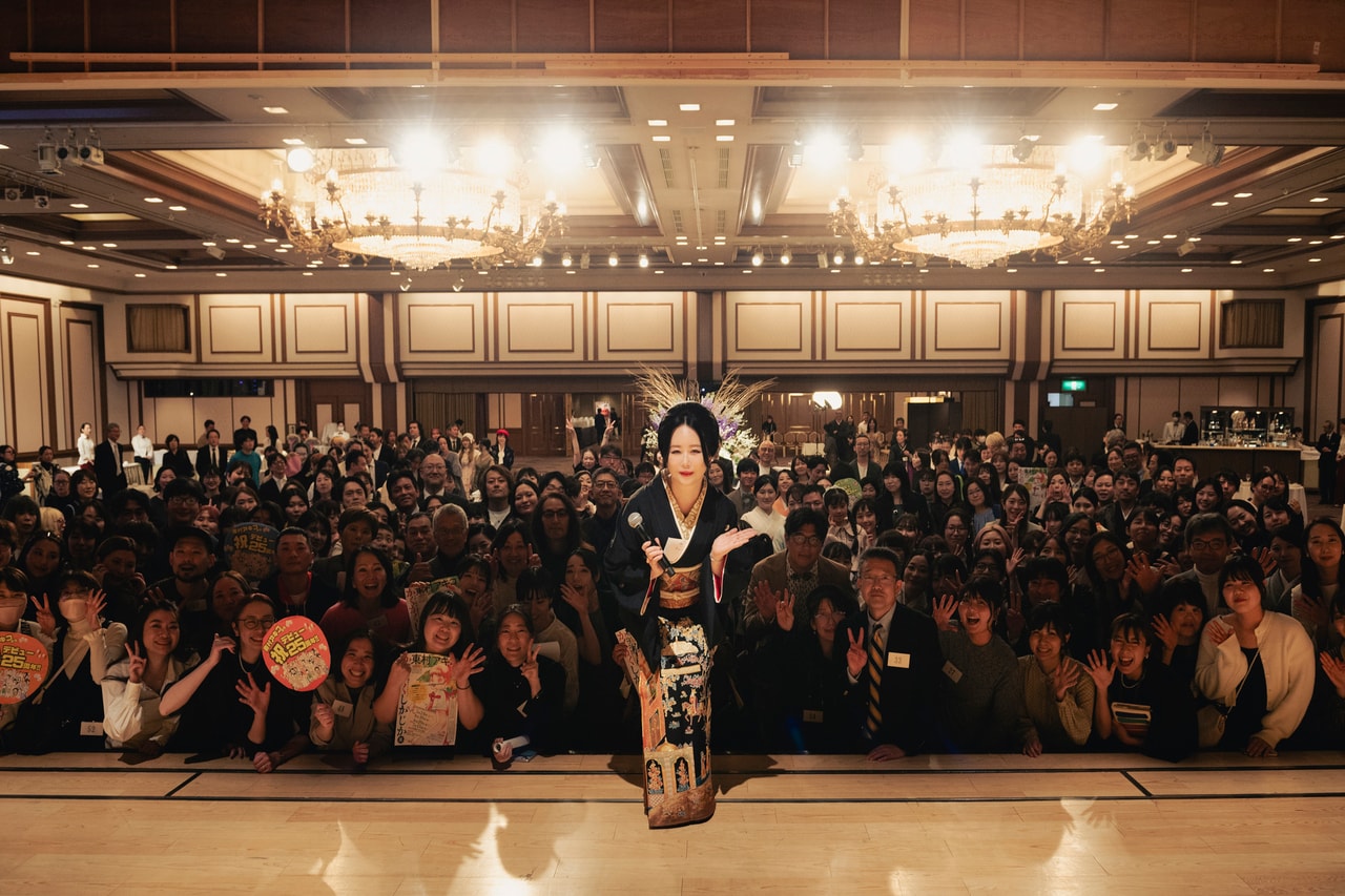 大勢のファンに囲まれ記念撮影をする東村アキコさん。