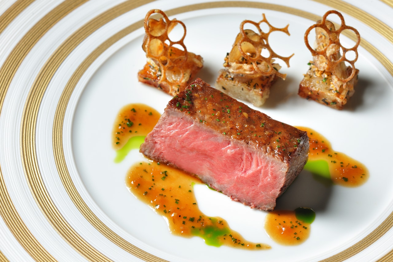 炭火の香り、山わさびや三升漬のアクセントも楽しいビステッカ。