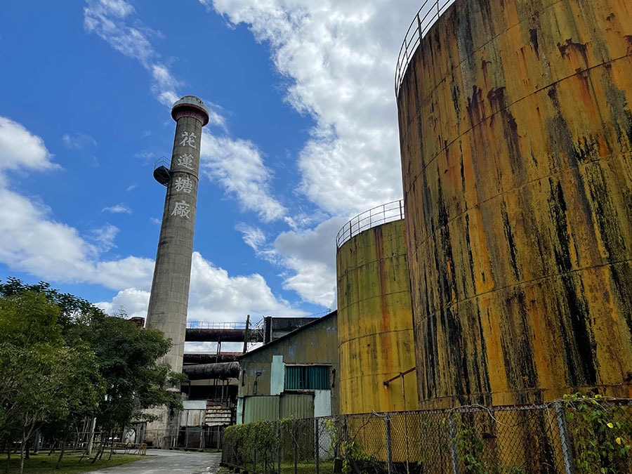 工場時代のまま残っている建物は、かえって味があります。