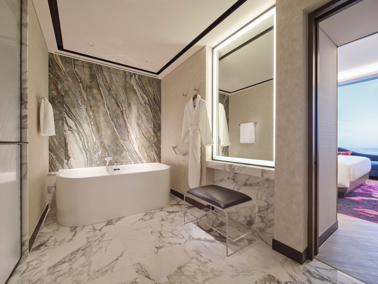 大理石デザインのバスルームも優雅。アメニティはブルガリで統一され、上品な香りに癒されました。