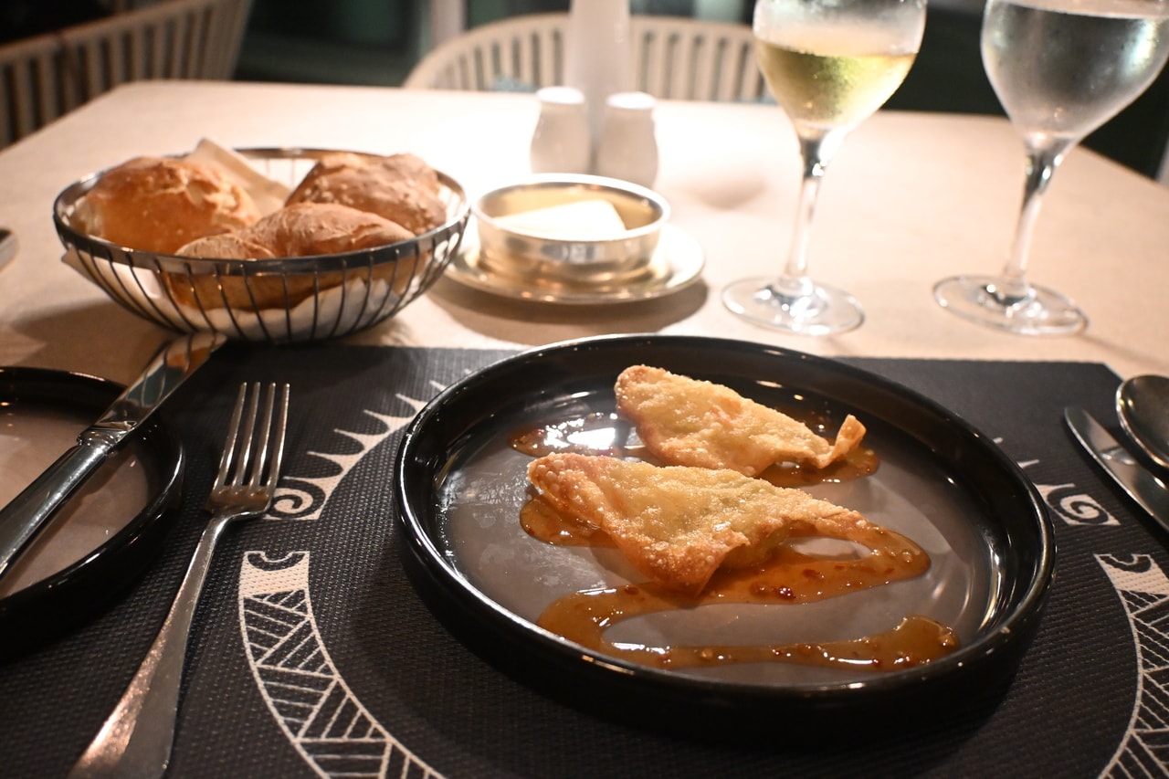 「レトワール」のコース料理。前菜・スープ・サラダ・スペシャリティーズ・デザート、それぞれ数種類のメニューからチョイスします。料理に合わせてソムリエがおすすめワインを選んでくれます。