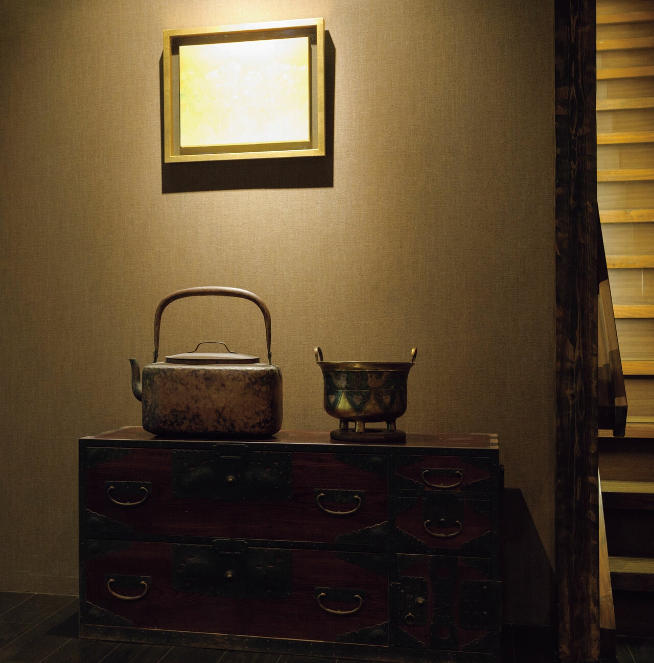 1階のスペースに置かれた桐箪笥や味のある調度品などは、公開民家「清九郎」の蔵に眠っていたもの。