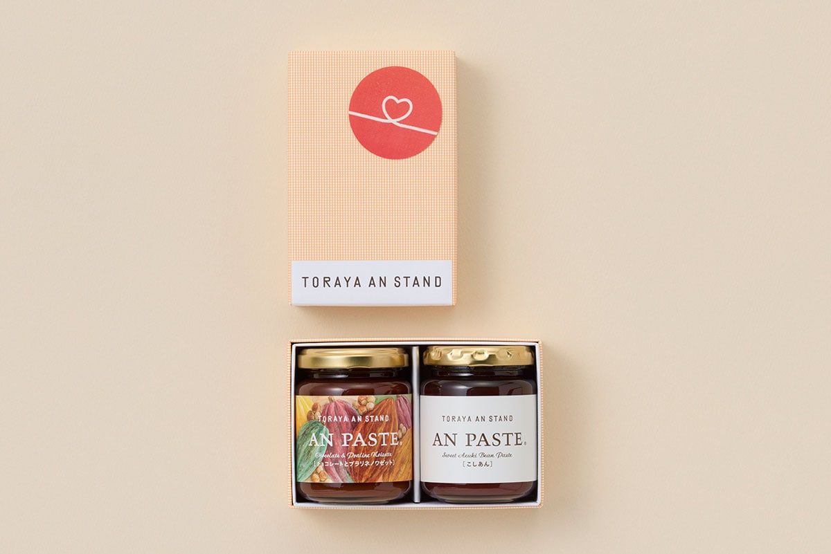 あんペースト 2入（こしあん・チョコレートとプラリネノワゼット）3,024円。※包装紙はなし。ハートシールは箱に貼られる