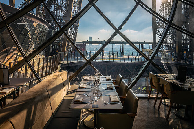 エッフェル塔にフランスを代表するスターシェフのレストランが登場