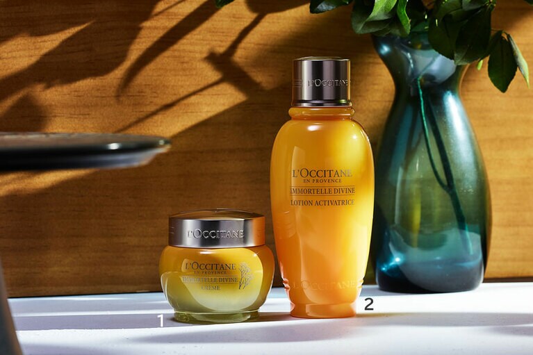 1：イモーテル ディヴァインクリーム 50mL 14,850円／ロクシタンジャポン
2：イモーテル ディヴァインアクティヴフェイスウォーター 200mL 6,600円／ロクシタンジャポン