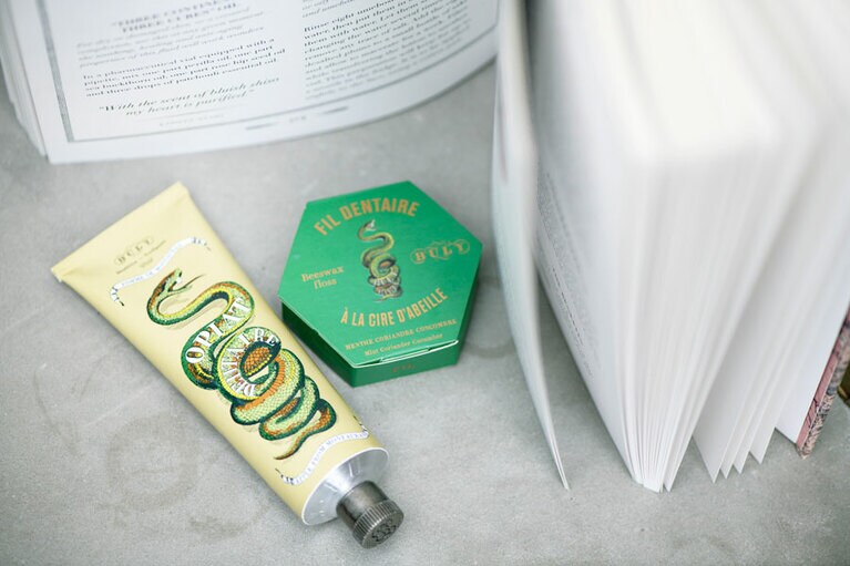 左から歯磨き粉 2,900円、デンタルフロス 1,600円。