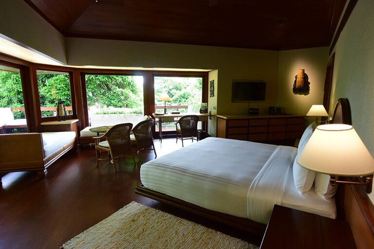 ベッドを窓に面して配置。ぐるりとガラス窓に囲まれ、周囲の自然と一体感が味わえます。