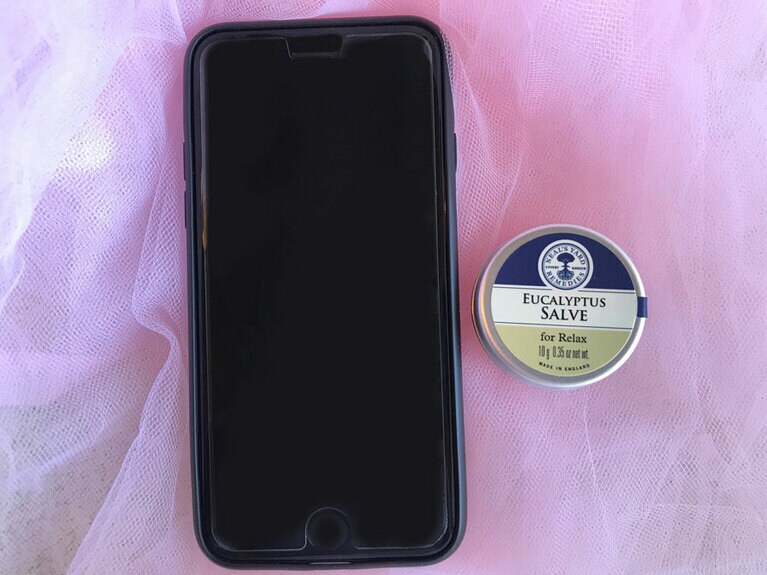 スマホと比べてもこのコンパクトさ。直径41mm×高さ15mm(プチプラ美調べ)のミニサイズなので、どこへでも携帯できるしオイルが漏れるような心配もナシ。