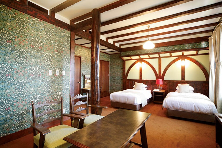 42平方メートルの広さを誇るプレミアムツイン。壁紙も設いも部屋により異なる。