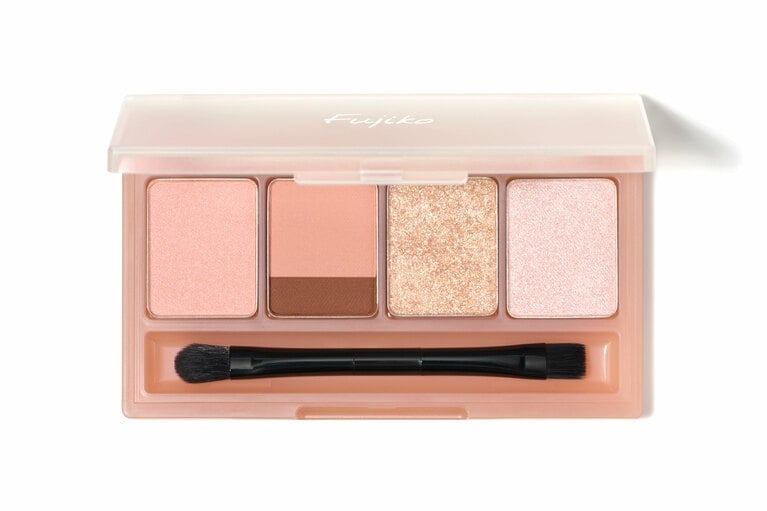 02 トワイライトピーチ。左端のピーチベージュとニュートラルなベージュは、目元にも頬にもごく自然な陰影が作れる秀逸カラー。キラキラカラーは多色の偏光パールがチラチラ輝いてキレイ。右端のパ―ルの効いたホワイトベージュは、鼻筋や頬骨の高い部分などのハイライトにも活躍と、本当に捨て色ナシ。