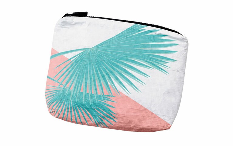 水着やサングラスを入れてビーチへ。防水ポーチ 33.25ドル／レベッカ・ビーチ