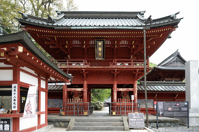 「界 日光」から徒歩10分の場所にある、日光山中禅寺（立木観音）の山門。