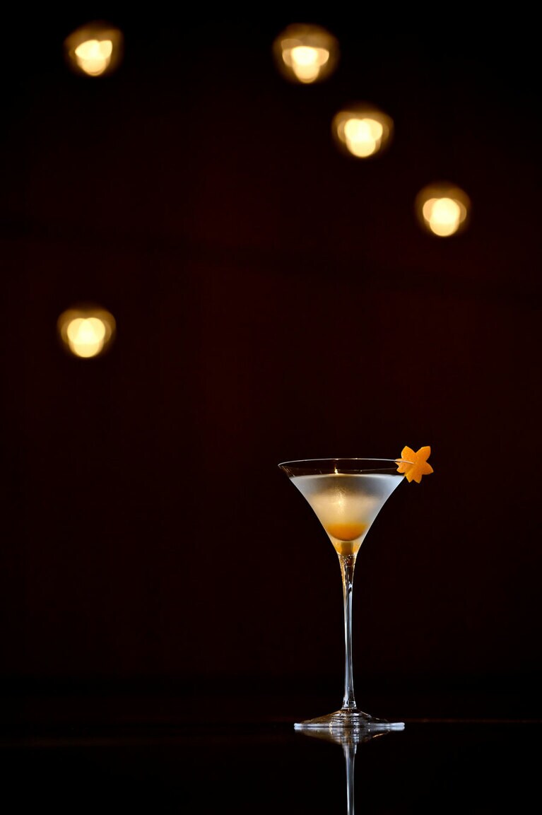 「バー ベルラーゴ」では、百人一首がモチーフのオリジナルカクテルを季節替わりで。写真は “小倉山” 1,400円 (2022年12月4日まで)。