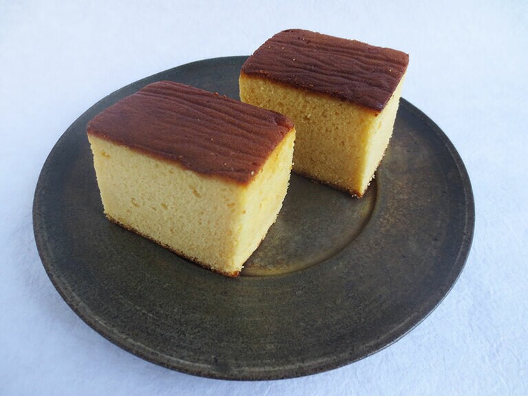 人気の定番商品「はちみつカステラ」1個360円。