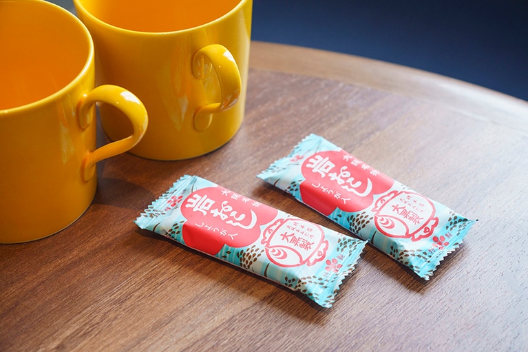 客室には、大阪名物・岩おこしも。